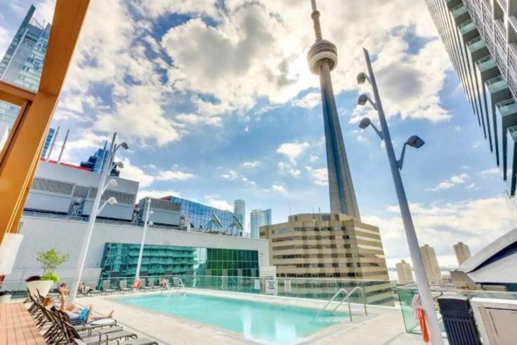 2Bedroom Cn Tower And Water Views - Free Parking - Rooftop Pool โตรอนโต ภายนอก รูปภาพ
