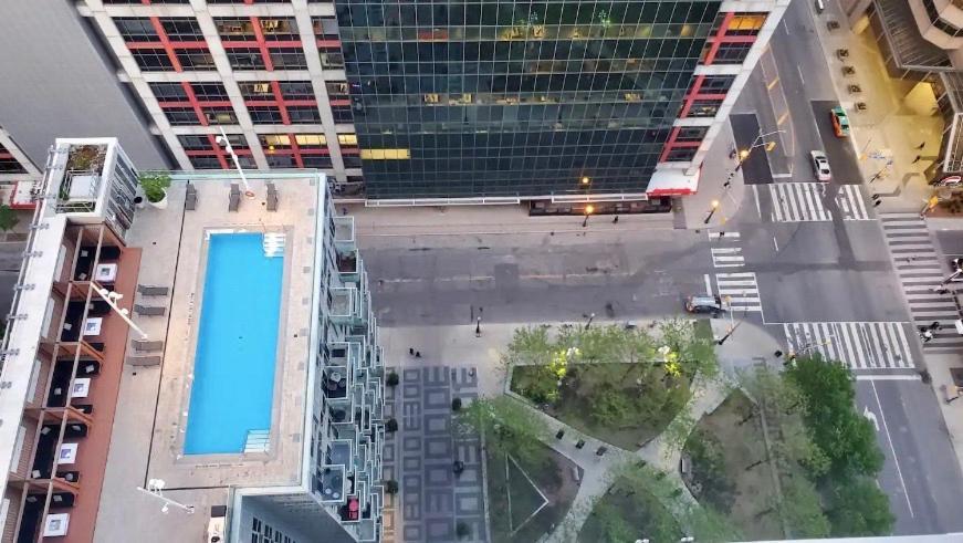 2Bedroom Cn Tower And Water Views - Free Parking - Rooftop Pool โตรอนโต ภายนอก รูปภาพ