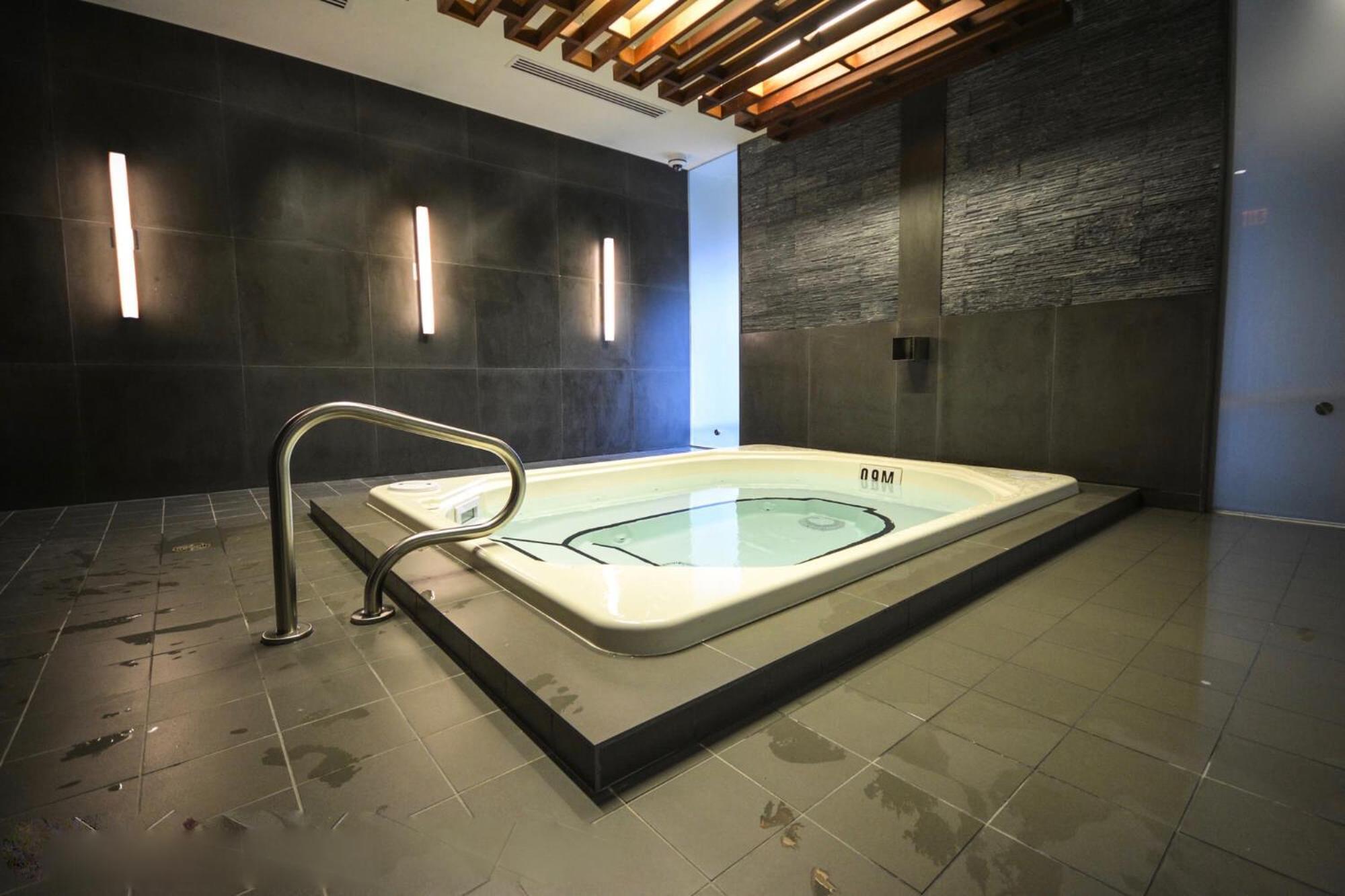 2Bedroom Cn Tower And Water Views - Free Parking - Rooftop Pool โตรอนโต ภายนอก รูปภาพ