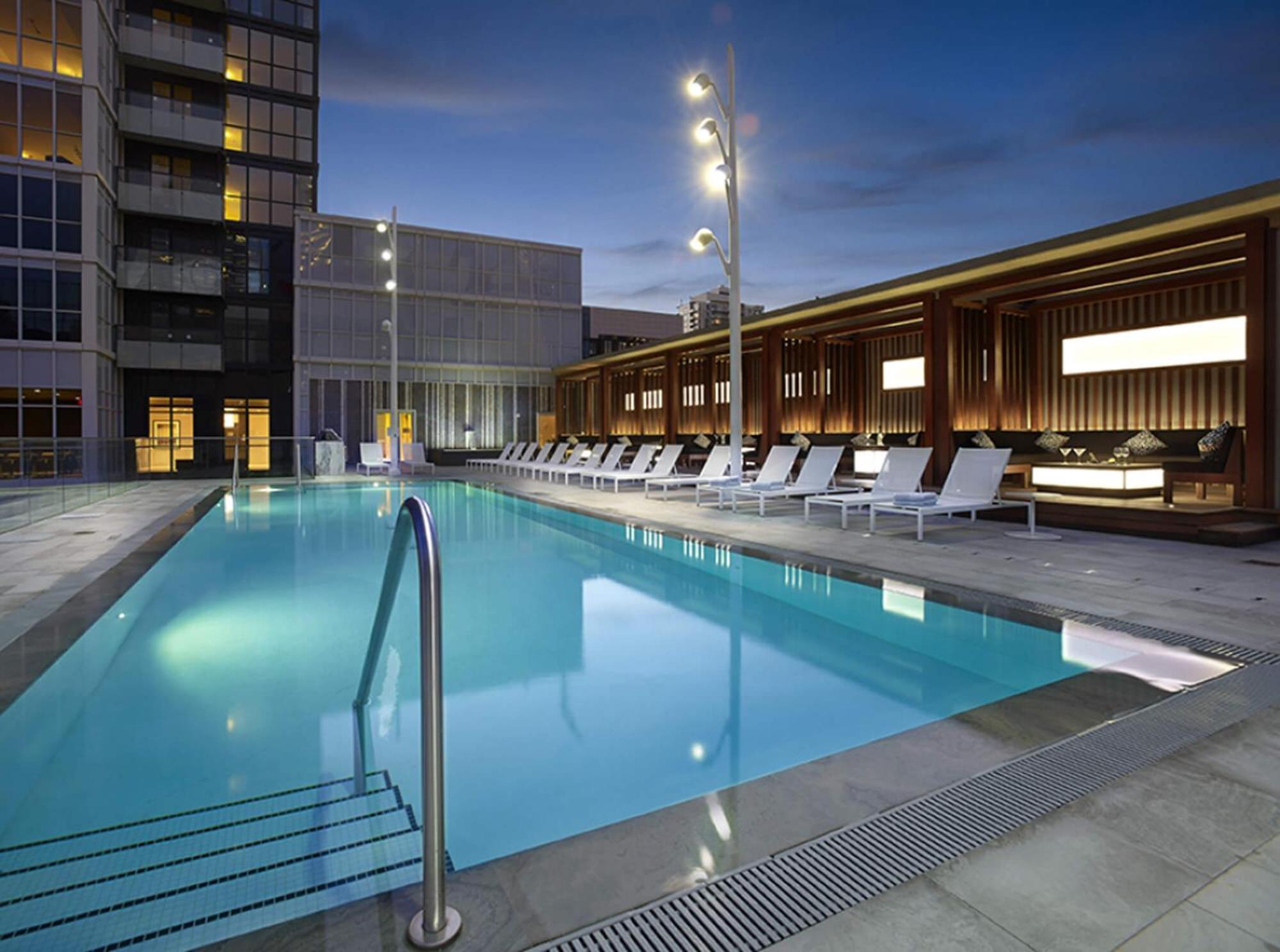 2Bedroom Cn Tower And Water Views - Free Parking - Rooftop Pool โตรอนโต ภายนอก รูปภาพ